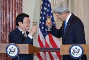 Chủ tịch nước Việt Nam Trương Tấn Sang (trái) và Ngoại trưởng Mỹ John Kerry nâng ly chúc tụng hôm 24/7/2013 tại Washington (AFP, Mandel Ngan)