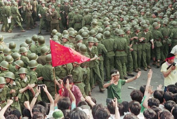 Binh lính và người biểu tình ở Quảng trường Thiên An Môn, tháng 5/1989 (David Turnley/Corbis)
